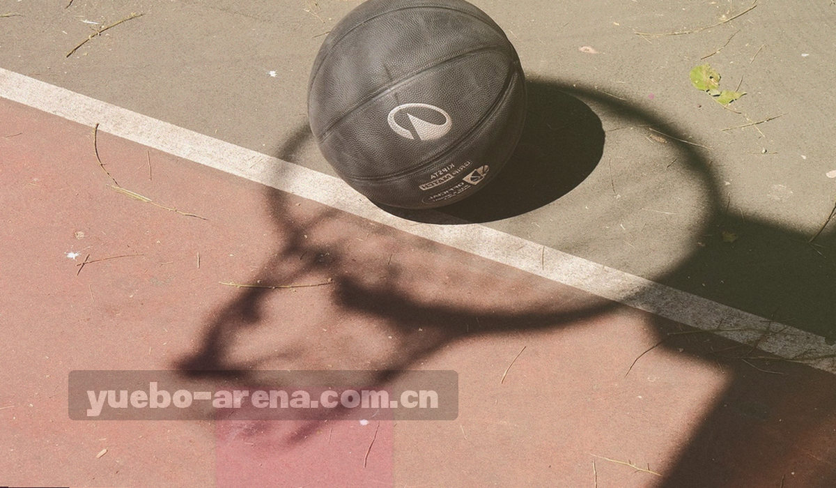 云南本地赛事场地与周边山地层次俯视，红土与翠绿相间